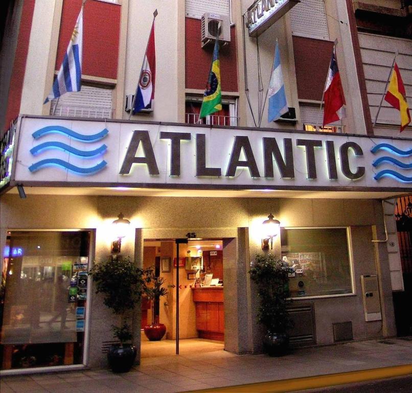 布宜诺斯艾利斯格兰大西洋酒店的一间有在亚特兰蒂斯读书标志的餐厅