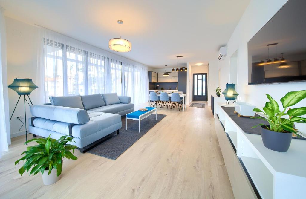 马林斯卡Apartments Perle的客厅配有蓝色的沙发和桌子