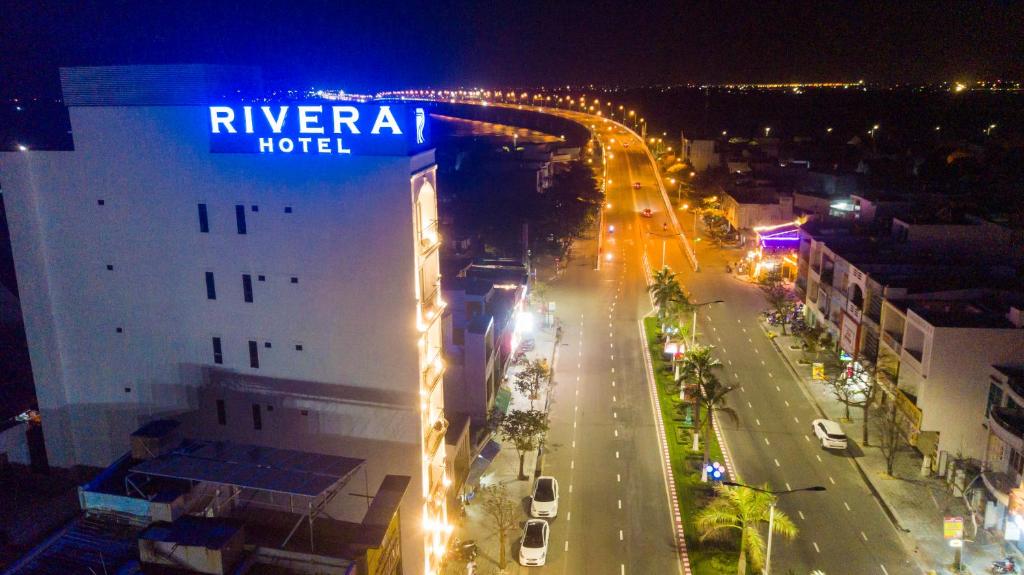 绥和市Rivera Tuy Hòa Hotel的和酒店在晚上的城市街道