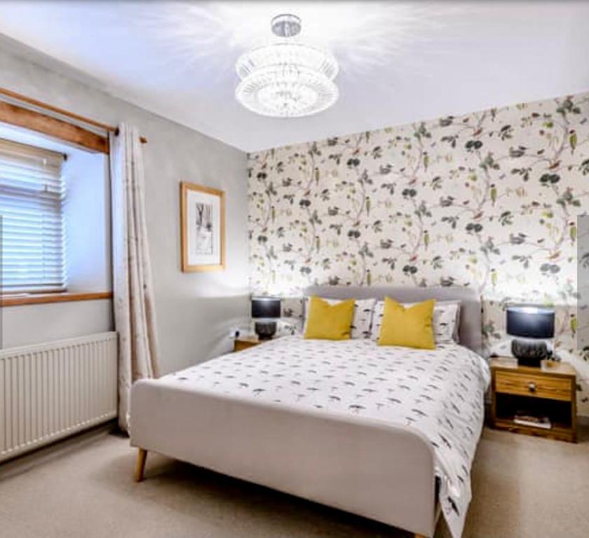 东迪勒姆Chestnut Lodge的卧室配有一张带黄色枕头的大型白色床。