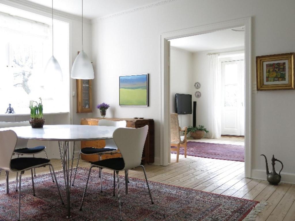 哥本哈根ApartmentInCopenhagen Apartment 701的客厅配有白色的桌子和椅子