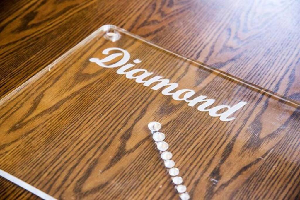 加尔各答Diamond By Olys Apartment的木桌上装有助词的塑料容器