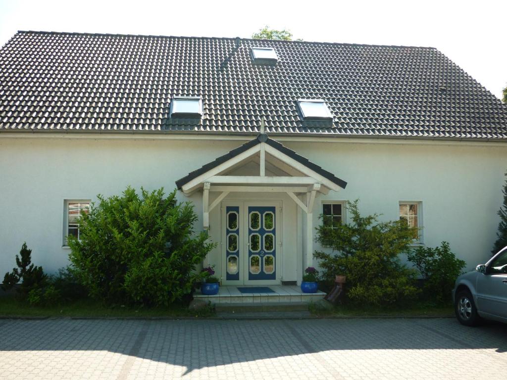 巴斯托夫Pension Dachgeschosswohnung的白色的房子,有蓝色的门