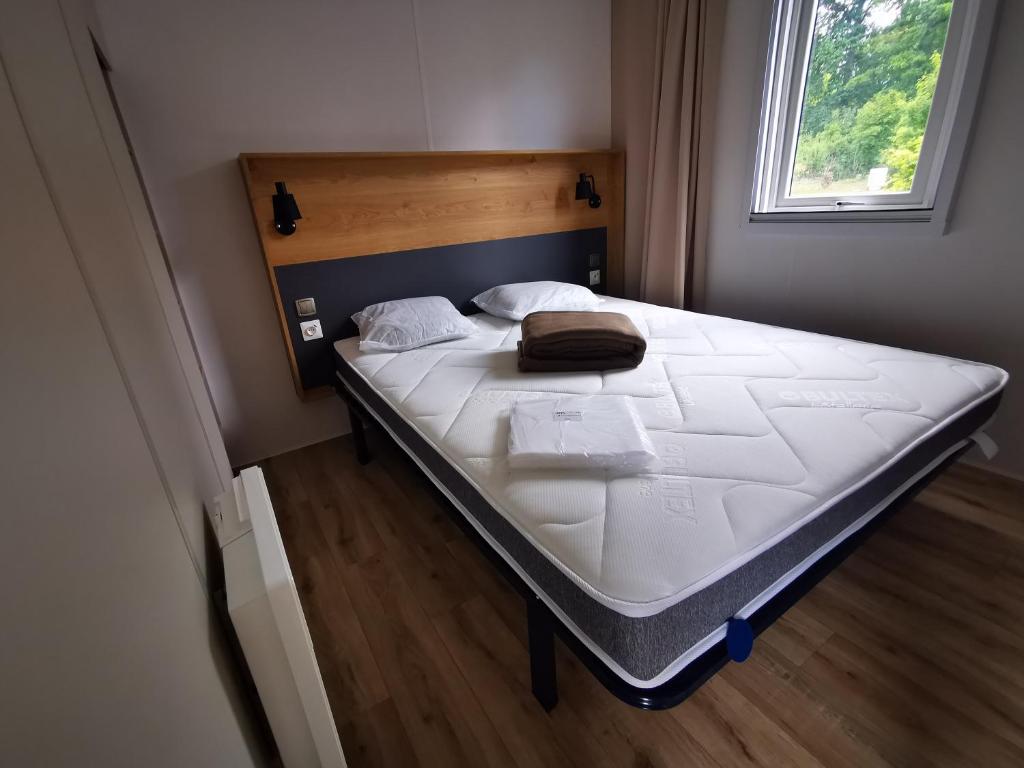 拉·费特·苏·茹埃尔Camping des Bondons的小型客房内的一张床位。