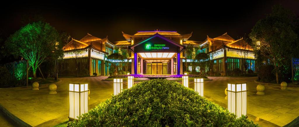 晴隆贵州晴隆中天智选假日酒店的前面有紫色灯的建筑