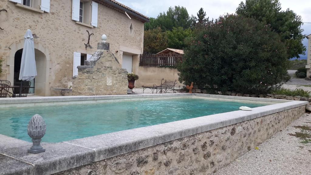 屈屈龙Chambres d'hôtes Le Vignoble的房屋前的游泳池