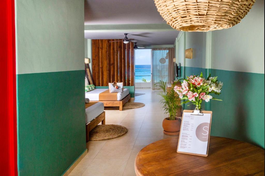 科苏梅尔Albatros Suites by Bedsfriends的客厅配有沙发和鲜花桌