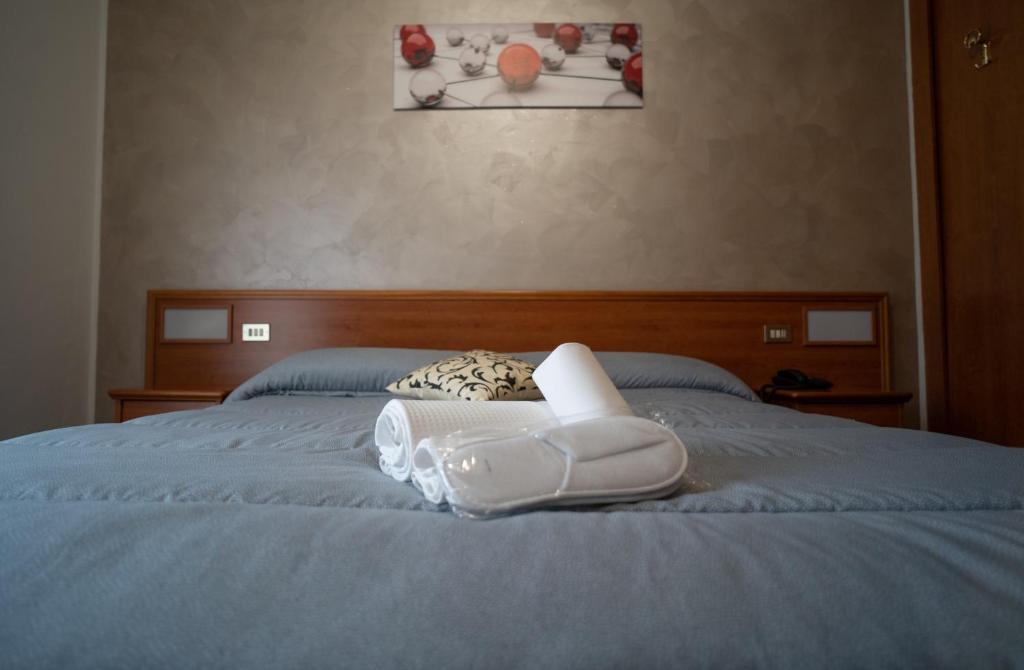 波波利炊蒙蒂酒店的床上有一双白鞋