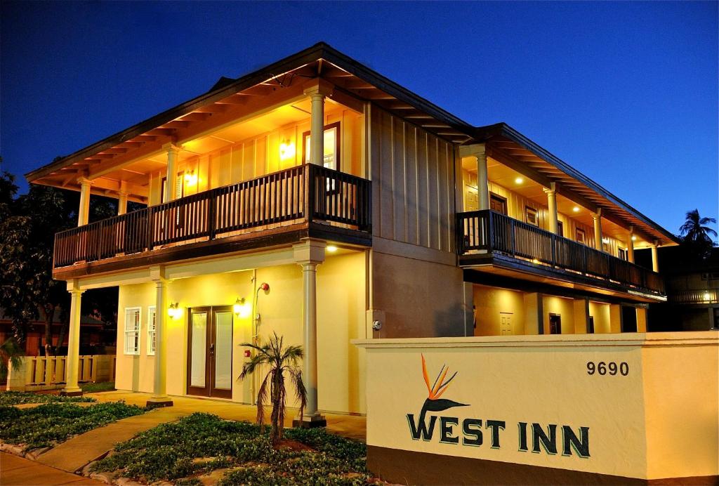 Waimea西考艾岛酒店的前面有西边旅馆标志的房子