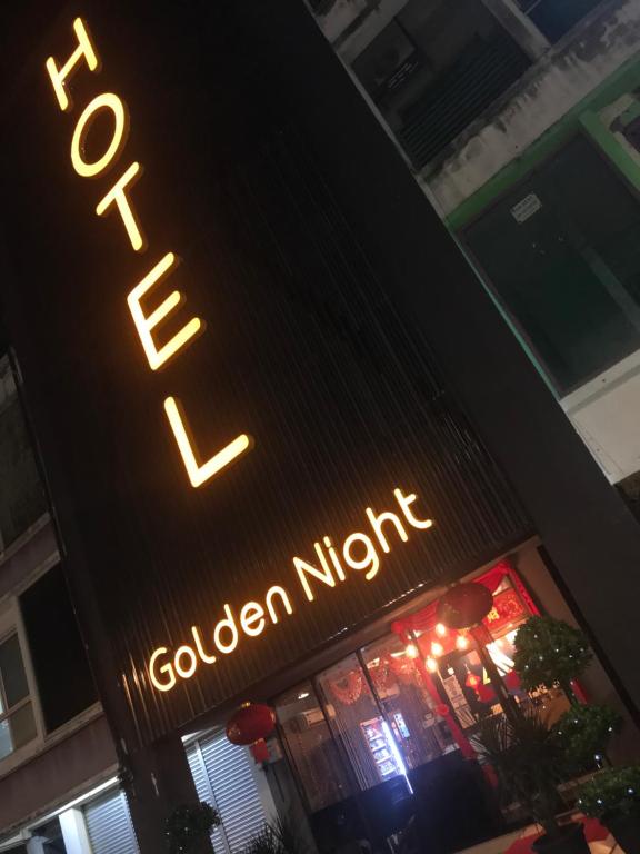 八打灵再也Golden Night Hotel的一座大楼上一个金色大军的标志