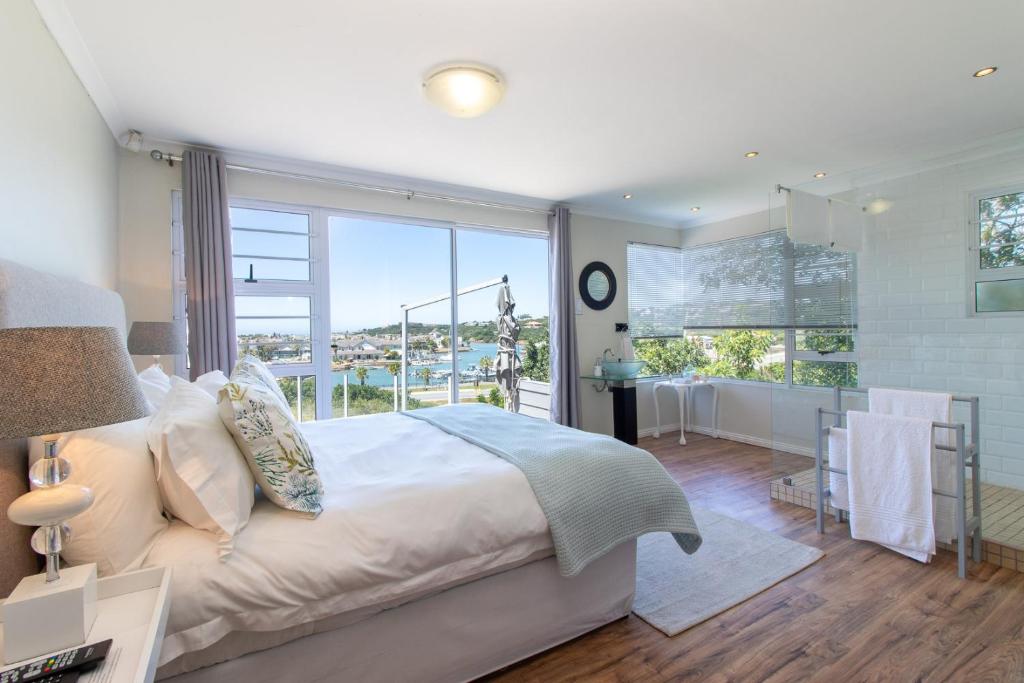 阿尔弗雷德港Alfred View的一间卧室设有一张大床和一个大窗户