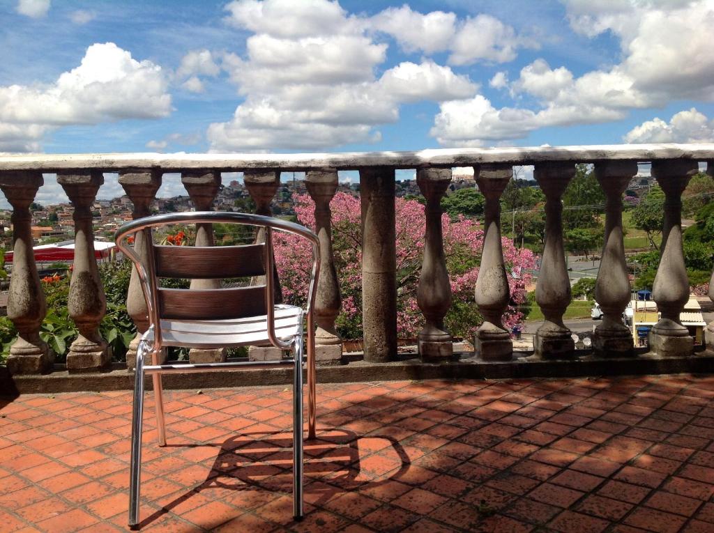 贝洛奥里藏特德尔雷旅馆的一张椅子,坐在带粉红色花卉的阳台