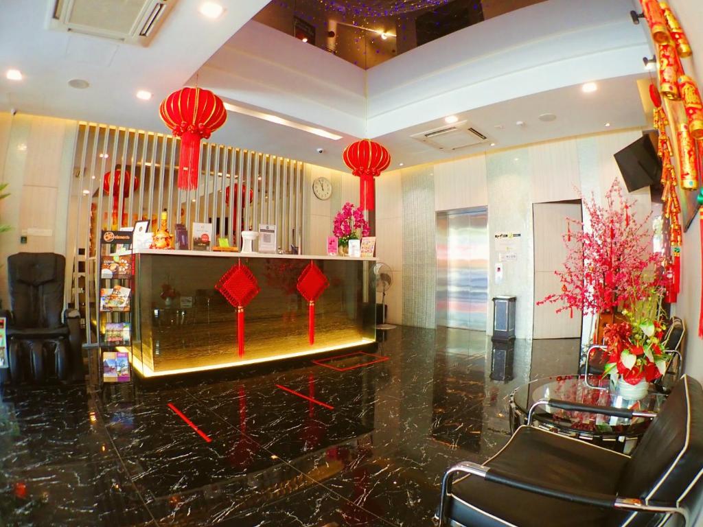 吉隆坡De Elements Business Hotel KL的大堂,里面装有红色灯笼的商店