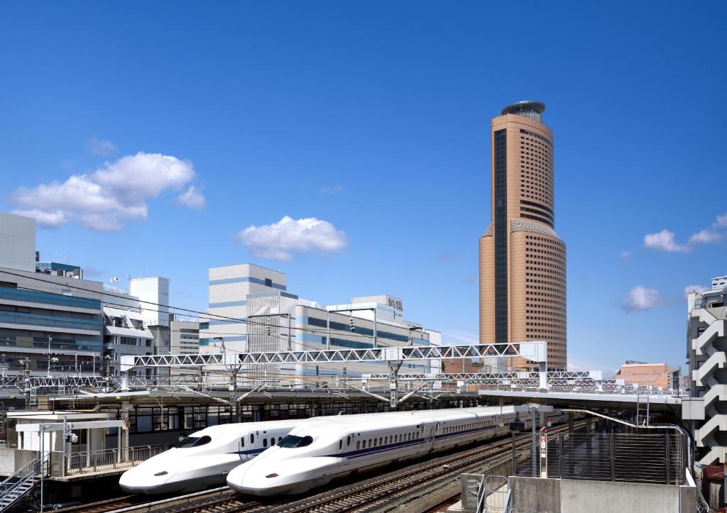 滨松滨松大仓饭店的城市轨道上的两列白火车