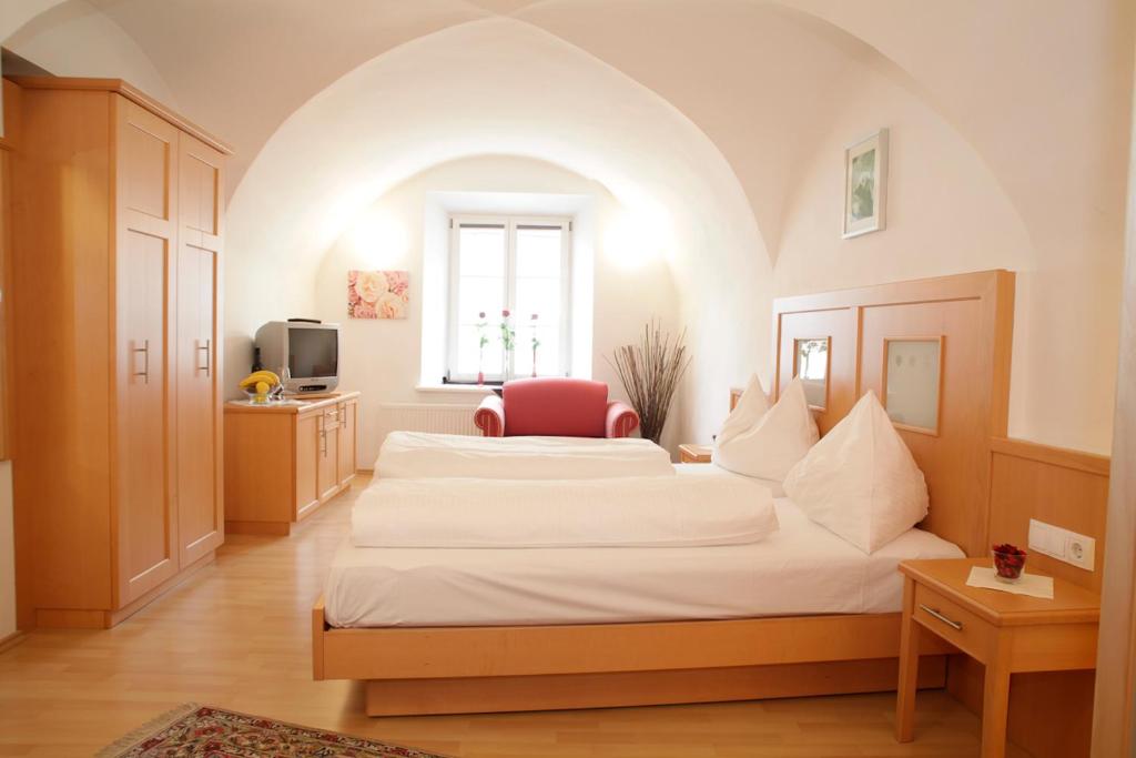 埃伦豪森Raiffeisenhof Appartements的一间卧室设有一张大床和一个窗户。