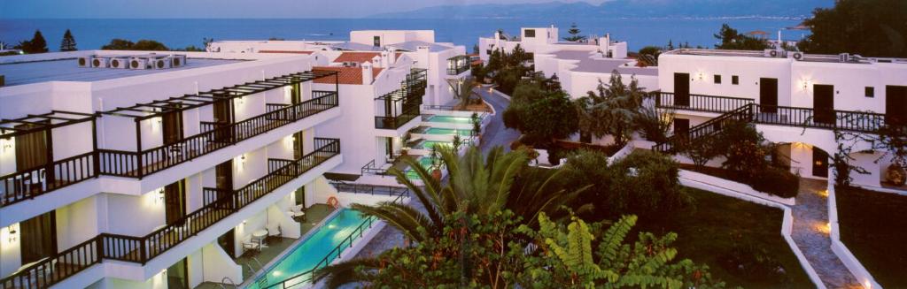 赫索尼索斯赫索尼索斯马里斯酒店的享有带游泳池的建筑的空中景致