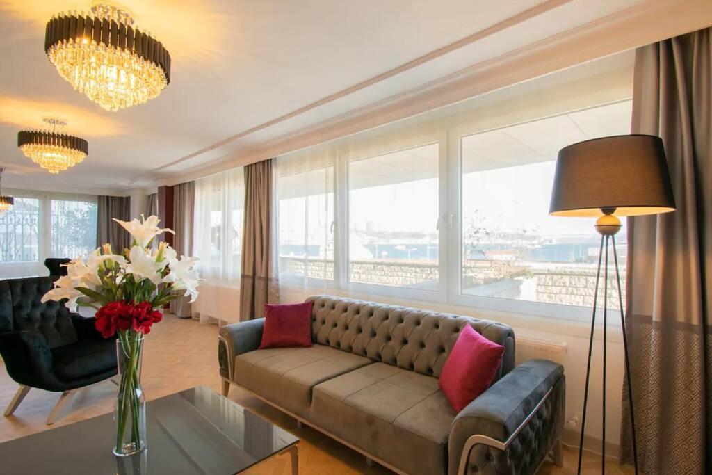 伊斯坦布尔Opulent Suite Bosphorus View的带沙发和大窗户的客厅