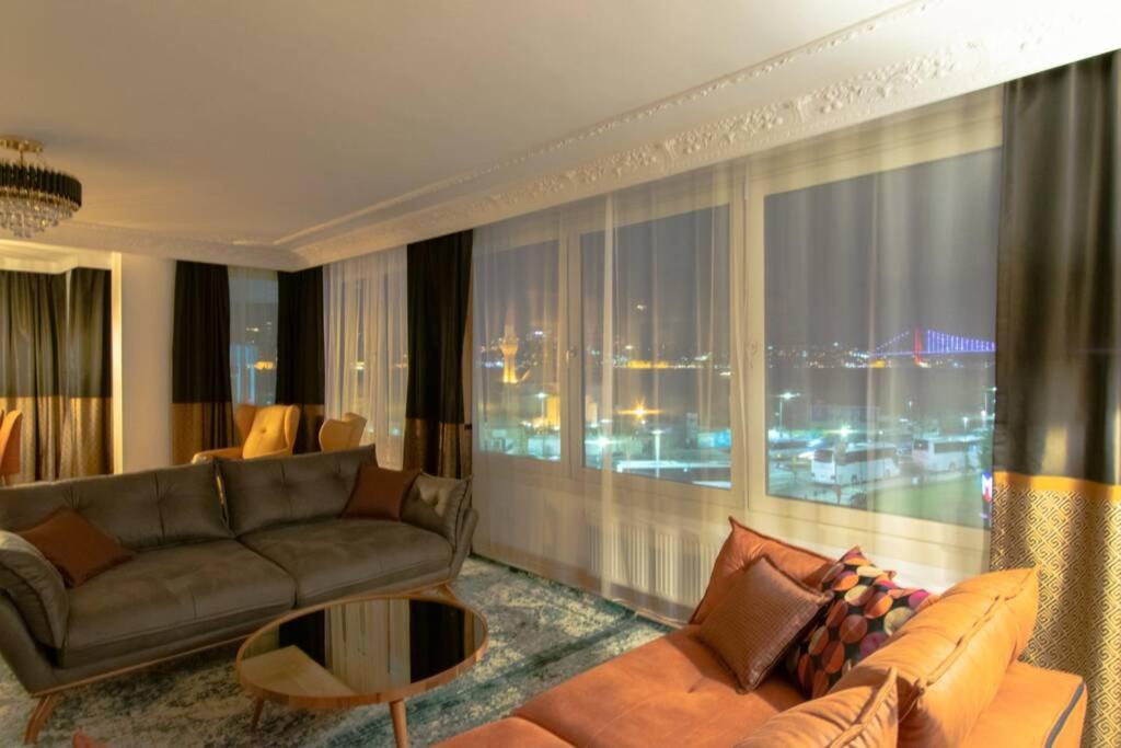伊斯坦布尔Royal Residence Maiden Tower的带沙发和大窗户的客厅