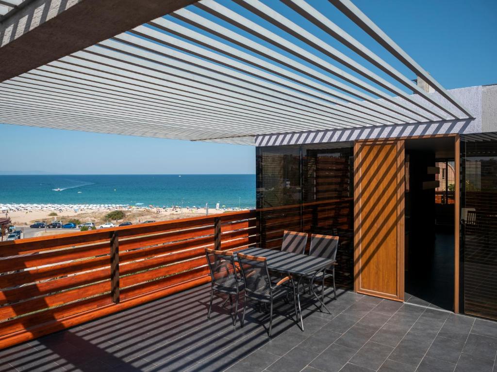 索佐波尔洛伽特洛设计酒店的一个带桌椅和海滩的阳台