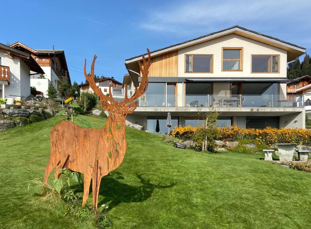 弗利姆斯Casa Admisa, spektakuläre Aussicht, Ski in and out, hochwertige Einrichtung, Valserstein und Eiche的鹿在房子前的雕像