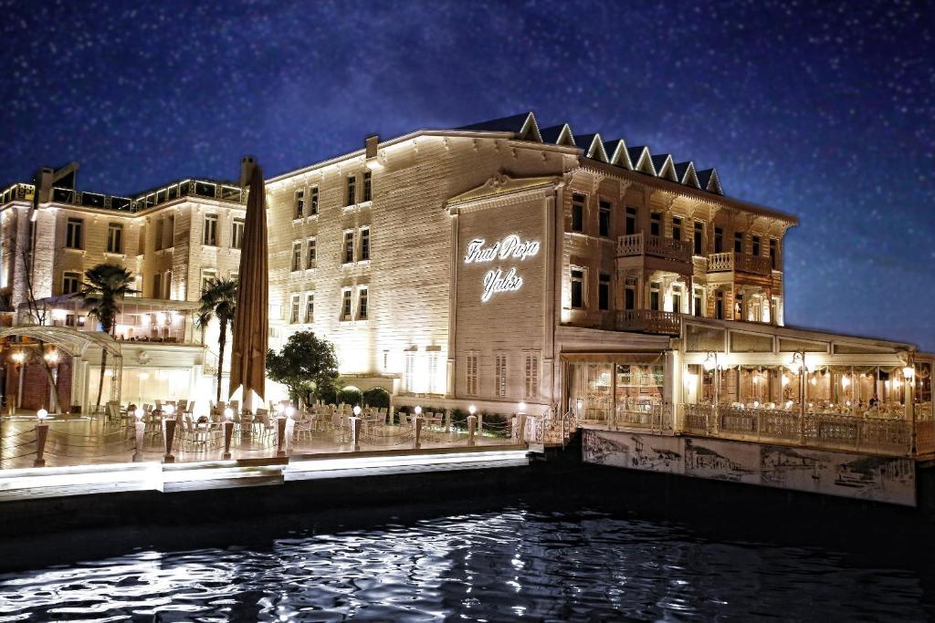 伊斯坦布尔福亚特帕萨亚里希 - 博斯普鲁斯特类酒店的前面有灯的大建筑
