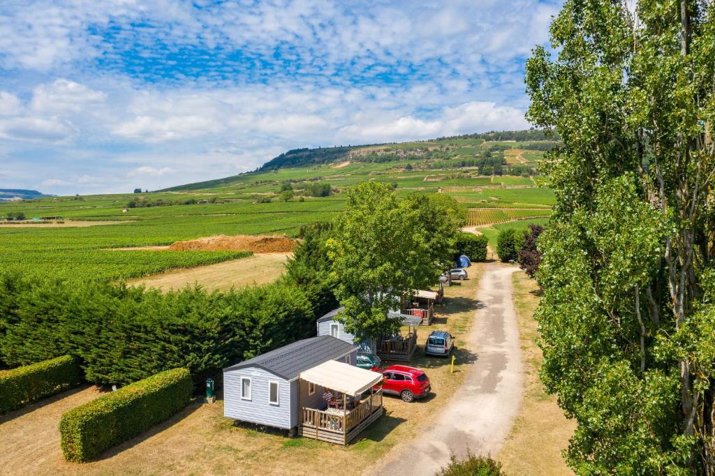 圣奈Camping de Santenay的空中看到小房子和卡车