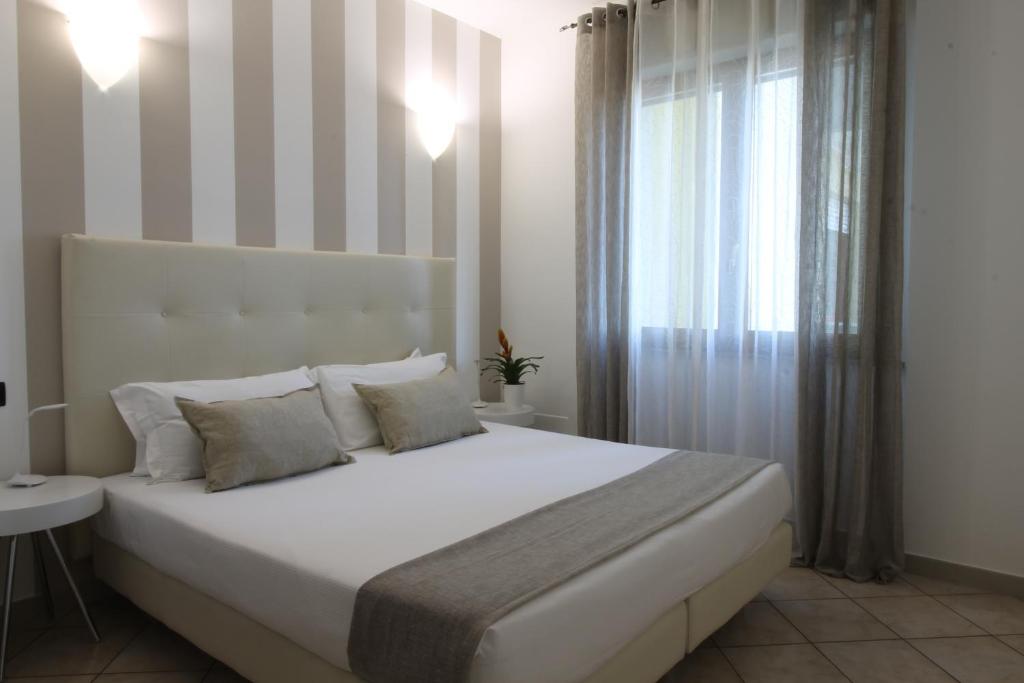 奇尼塞洛巴尔萨莫HQ Aparthotel Milano Inn - Smart Suites的卧室设有一张白色大床和一扇窗户。