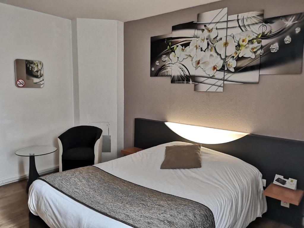 塞纳河畔罗米伊L'Hôtel du Marais Romilly Centre的一间卧室配有一张床和一个吊灯