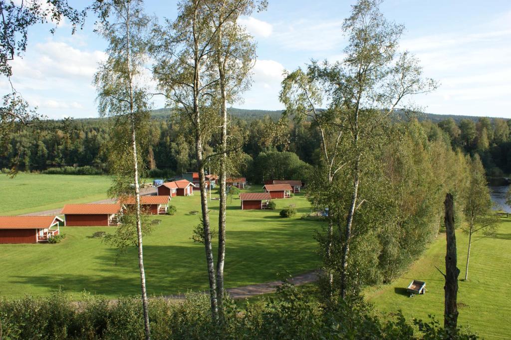 DjurasRatt o Roder Stugby & Konferens的享有农场和树木的景色