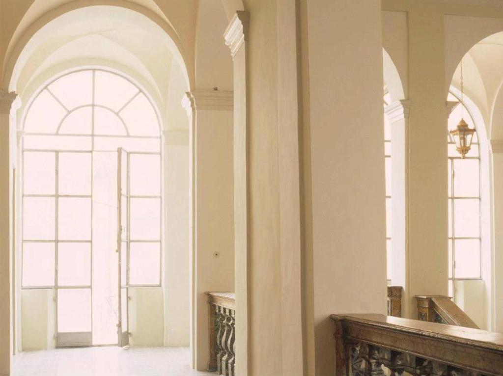 费尔莫罗姆宫阿达米旅馆的建筑中一间空房间,有两个大窗户
