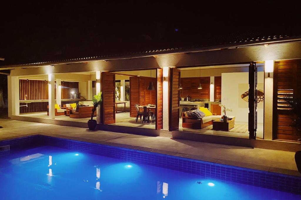 蒙达Casa Mundaú Tropical Beach Villa的一座带游泳池和客厅的房子