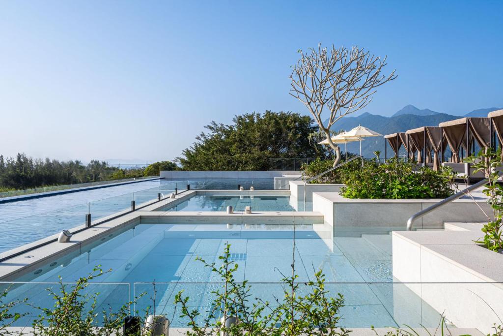 Shunan烟波花莲太鲁阁的山地酒店的一个游泳池
