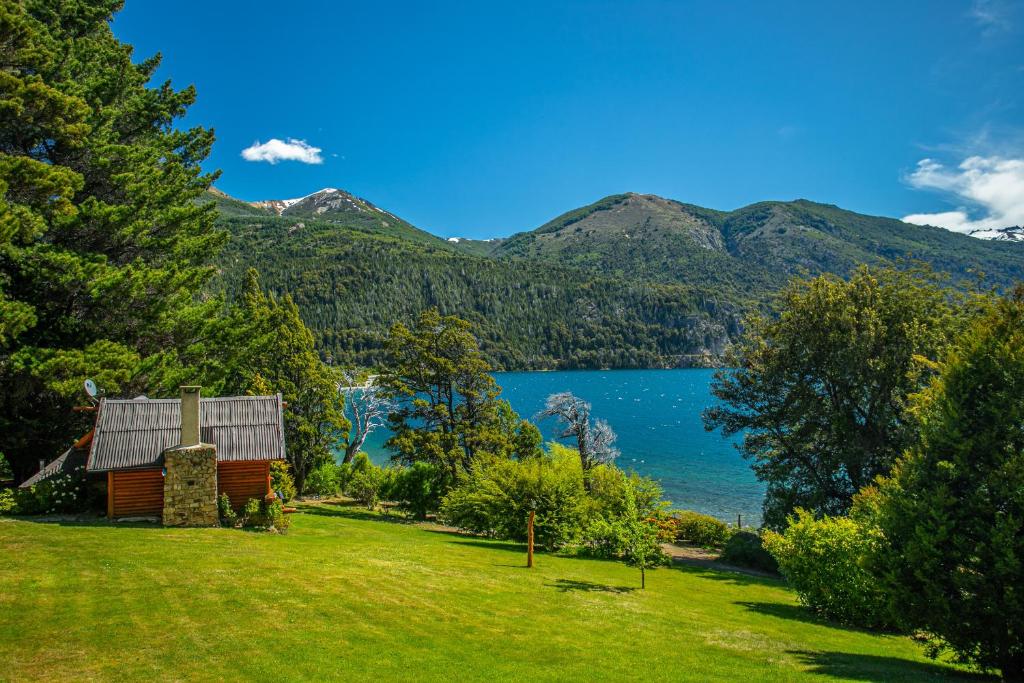 圣卡洛斯-德巴里洛切Cabañas Villa Labrador con costa de lago的小屋享有湖泊和山脉的景致。