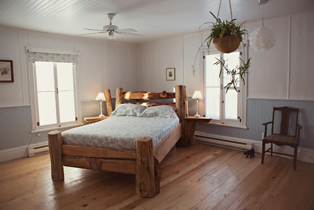 拜圣保罗卡佩迪恩住宿加早餐旅馆的一间卧室设有木床和2个窗户。