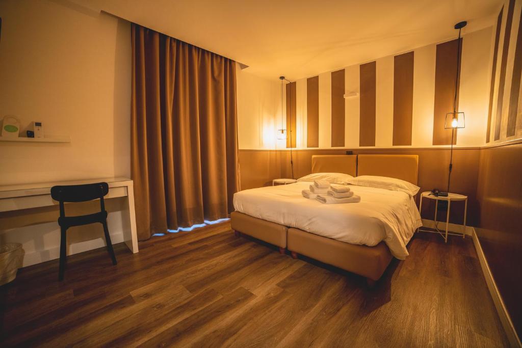 雷焦卡拉布里亚大陆酒店的配有一张床和一张书桌的酒店客房