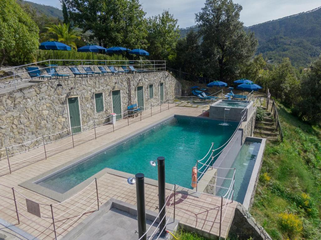 莱万托阿泰拉狄马雷酒店的一个带蓝伞的大型游泳池
