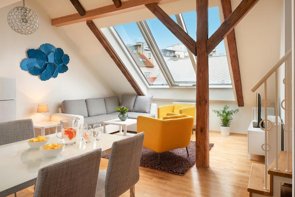 布拉格沃塞洛瓦公寓酒店的客厅配有桌子和黄色椅子