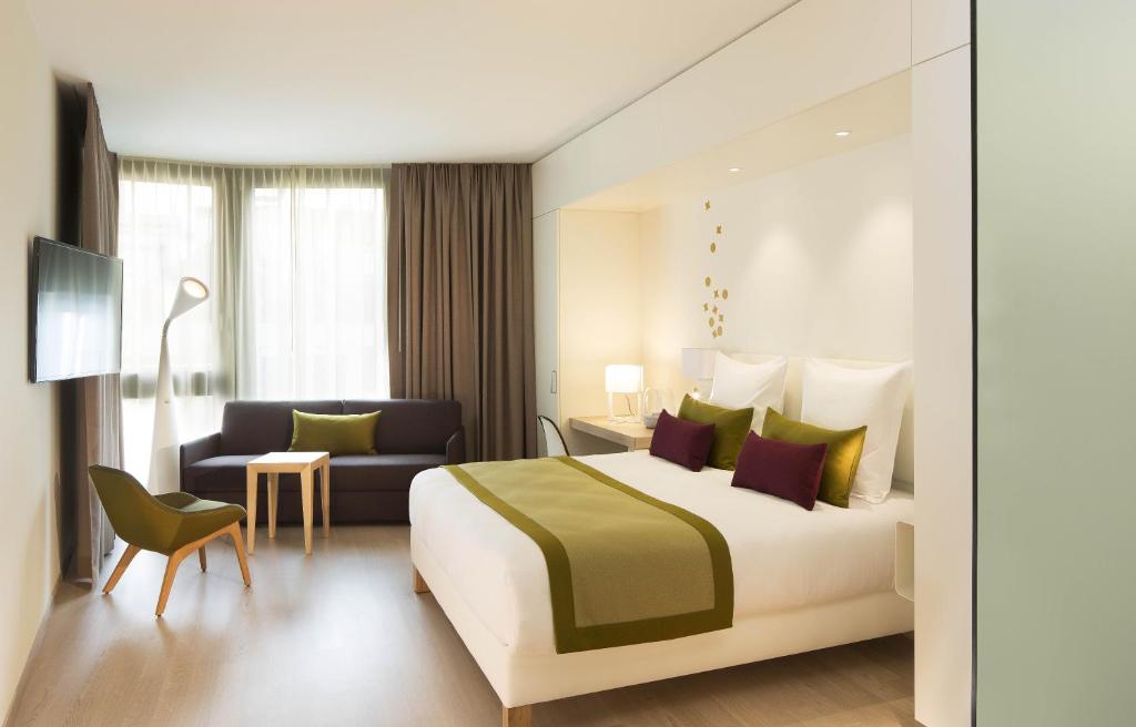 巴塞尔帕萨基 - 城市休闲酒店的酒店客房,配有床和沙发