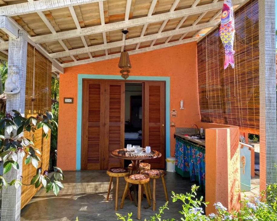 大塞拉CasAmar no Condomínio Beira Mar Sargi, Serra Grande的一个带桌椅的庭院和一间厨房