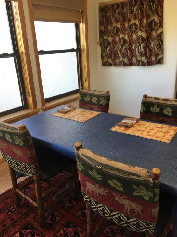 银城Heart and Wings Retreat Center的一间配备有蓝色桌子和椅子的用餐室