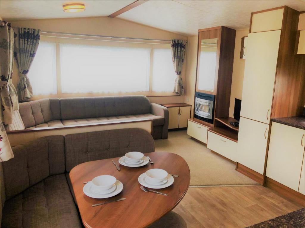 英戈尔德梅尔斯Cypress Superior Holiday Home的客厅配有桌子和沙发