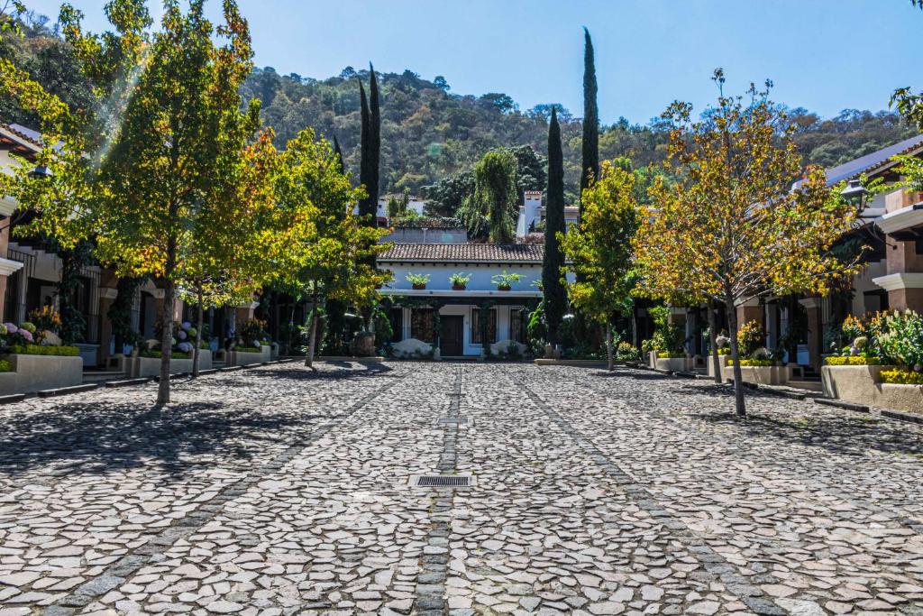 危地马拉安地瓜Villa 14 Santa Ines Antigua Guatemala的房屋前的鹅卵石街道
