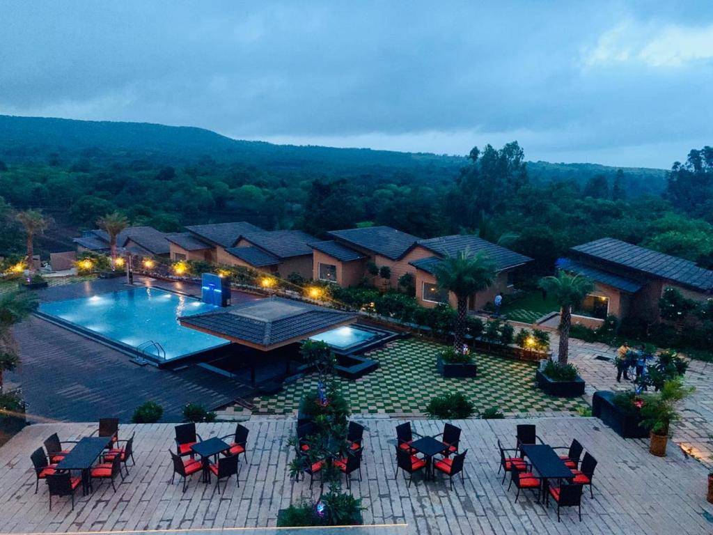 贝尔高姆Regenta Resort Belagavi的游泳池顶部美景,设有椅子