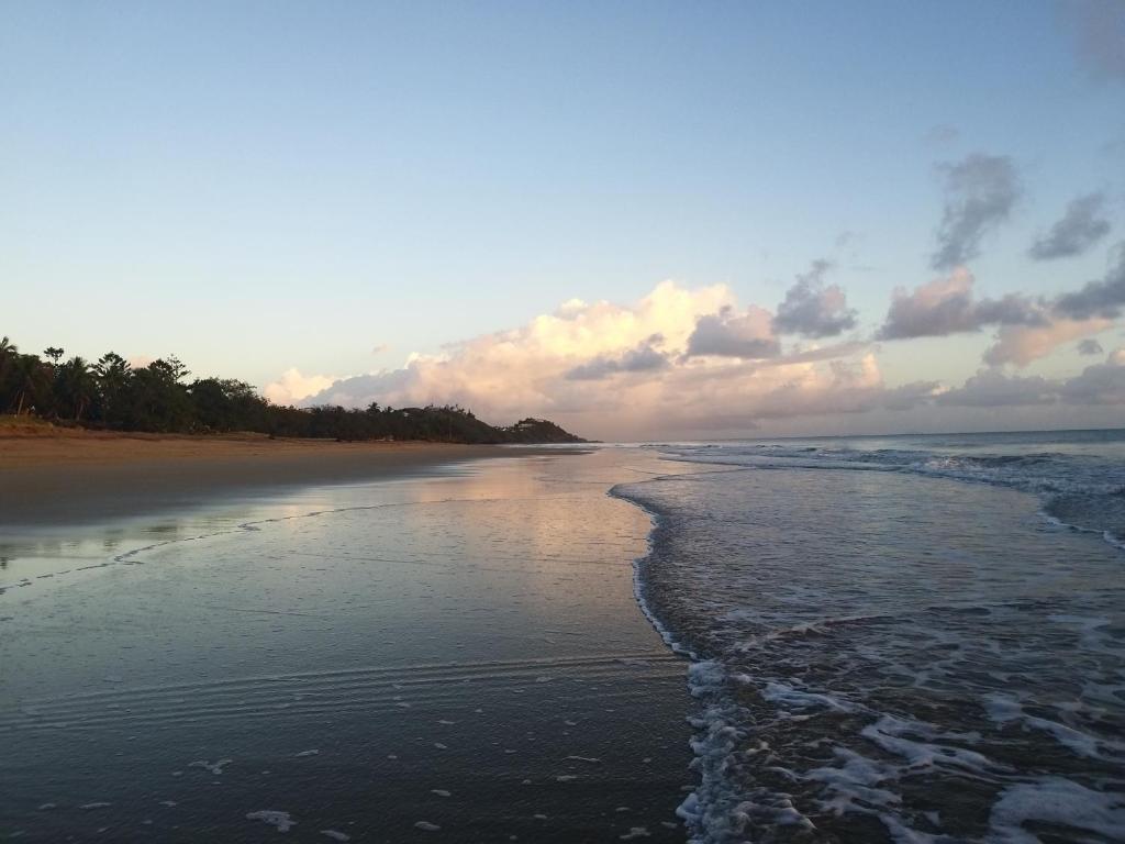 麦凯海岸假日公寓式酒店的日落时分海滩美景