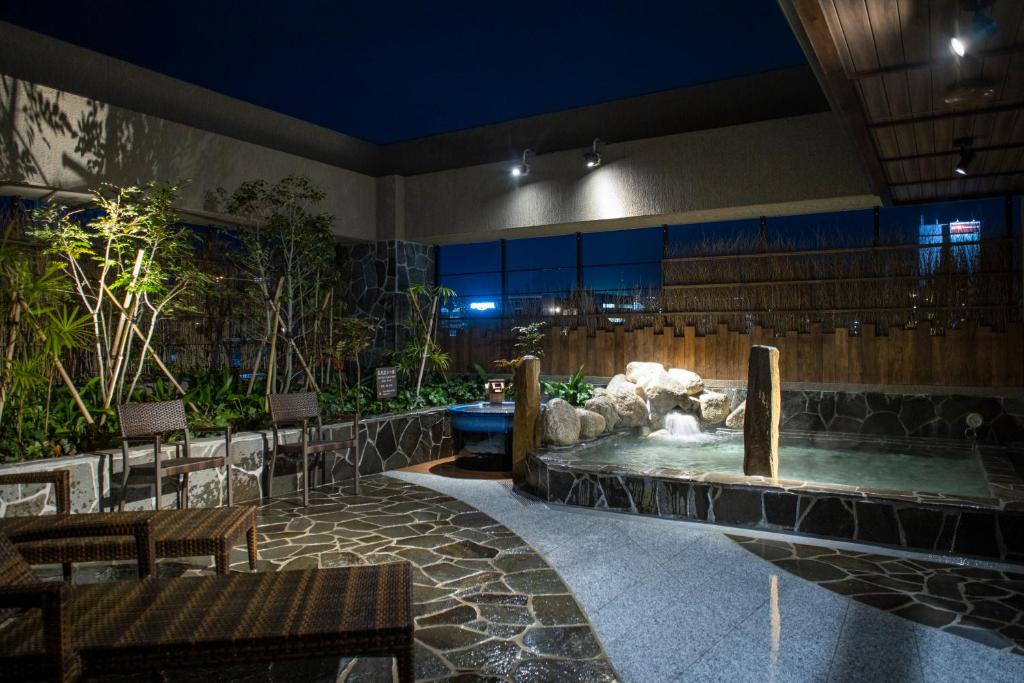 长崎Dormy Inn Premium Nagasaki Ekimae的中间设有喷泉的大堂
