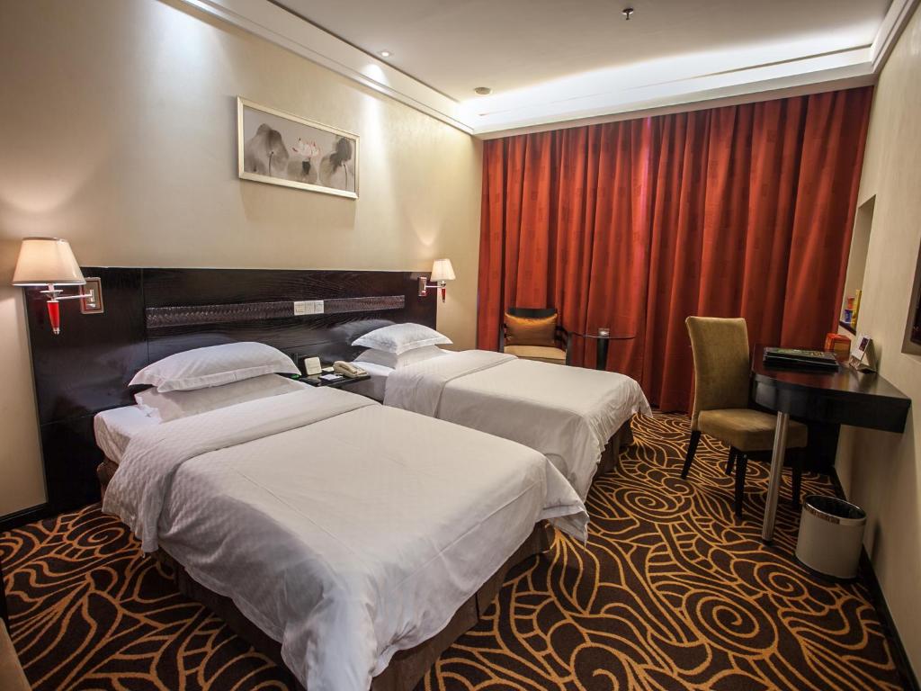 广州华师大厦酒店（原华师粤海酒店）的酒店客房配有两张床和一张书桌