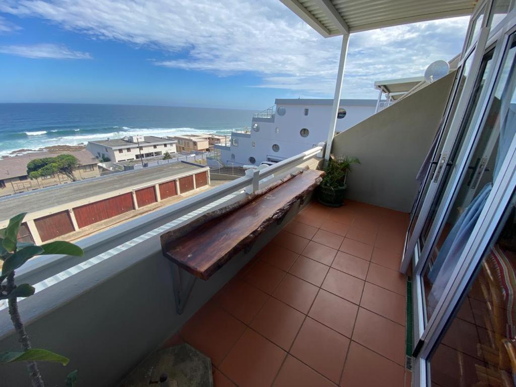 马盖特Playa Del Mar 12的阳台设有长凳,享有海景。
