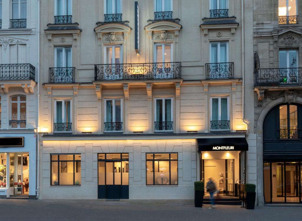 巴黎富勒里峰酒店的一座建筑,前面有一位女士在