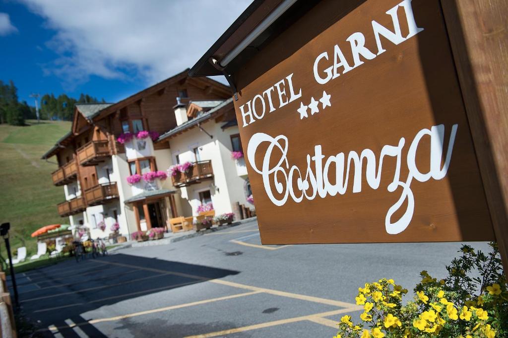 利维尼奥Hotel Costanza Mountain Holiday的一张酒店伽马棉兰德标志