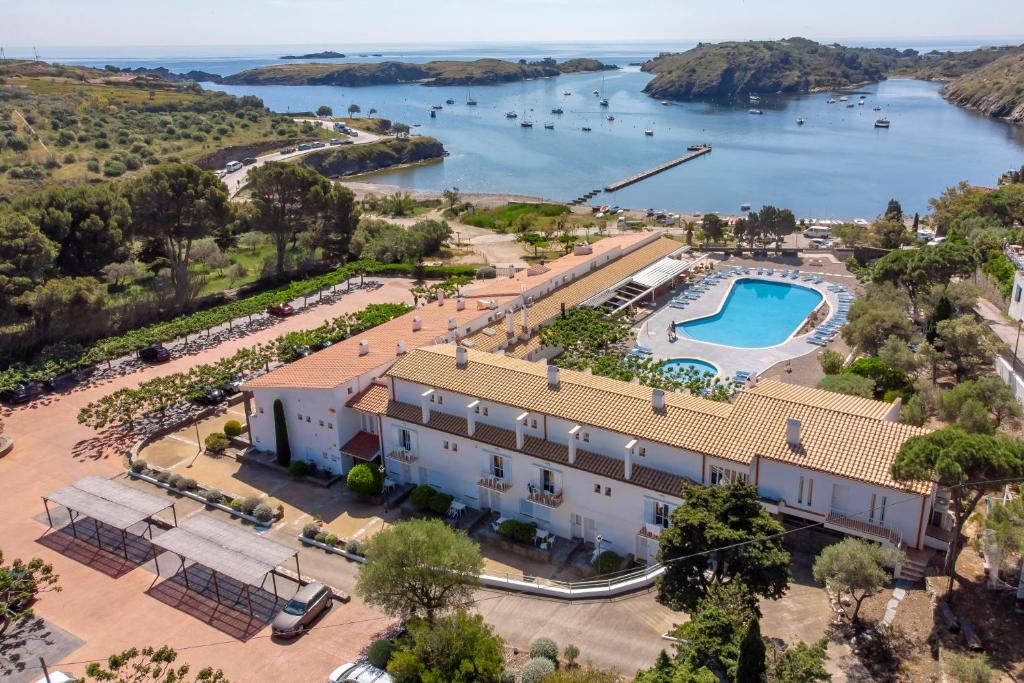 卡达克斯卡里纳酒店的享有带游泳池的度假村的空中景致